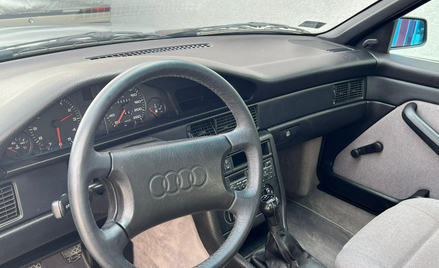 W tym Audi znajdziemy tylko niewielkie ślady użytkowania. Także wnętrze jest kompletne i zachowane w