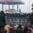 Migranci na przejściu granicznym w Kuźnicy
