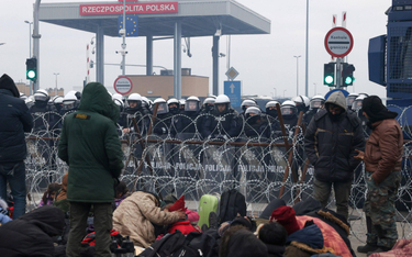Migranci na przejściu granicznym w Kuźnicy