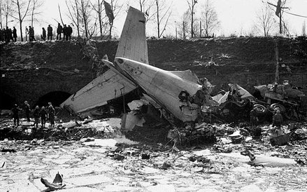 Szczątki samolotu Ił-62, który rozbił się w 1980 r. na terenie fortu Okęcie, koło lotniska