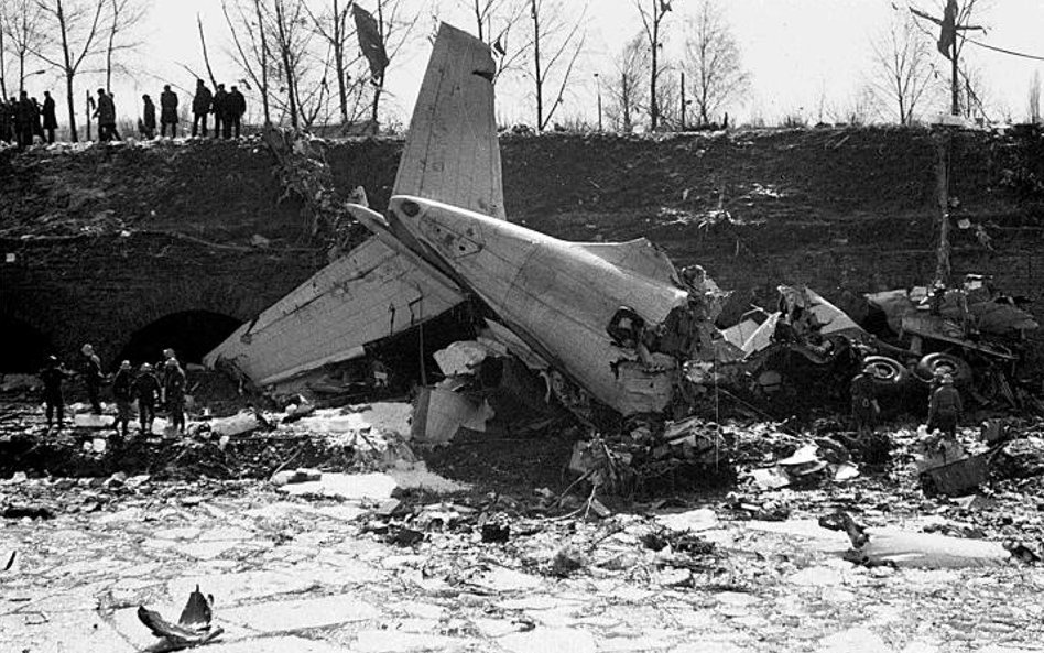 Szczątki samolotu Ił-62, który rozbił się w 1980 r. na terenie fortu Okęcie, koło lotniska