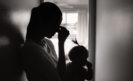 na zjawisko ubóstwa w gronie samotnych matek mają wpływ nie tylko zbyt niskie dochody i rosnące kosz