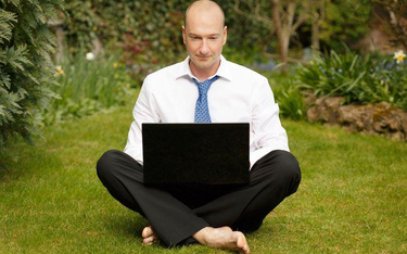 Bhp przy telepracy: laptop na kolanach nie zastąpi biurka