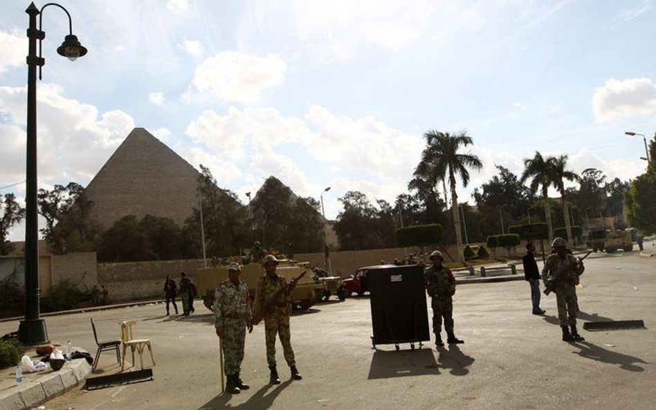 Żołnierze przed egipskimi piramidami