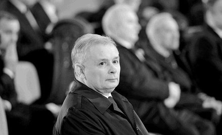 Pierwsze rzędy sektora polityków tuż przed rozpoczęciem mszy świętej
