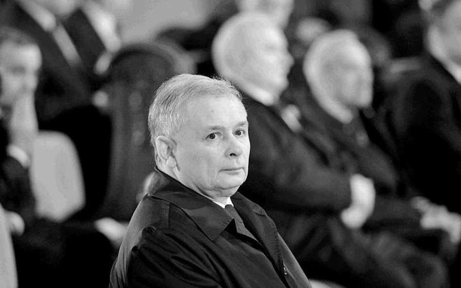 Pierwsze rzędy sektora polityków tuż przed rozpoczęciem mszy świętej