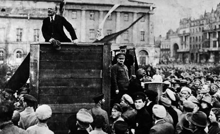 Lenin przemawia do żołnierzy Armii Czerwonej, zanim wyruszą na front polsko-rosyjski. 5 maja 1920 r.