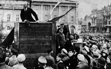 Lenin przemawia do żołnierzy Armii Czerwonej, zanim wyruszą na front polsko-rosyjski. 5 maja 1920 r.