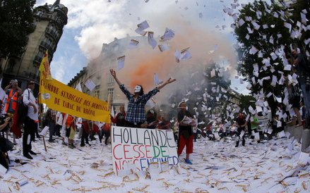 Francuzi protestujący przeciwko nowym zasadom, które mają pojawić się na rynku tytoniowym. Przedstaw