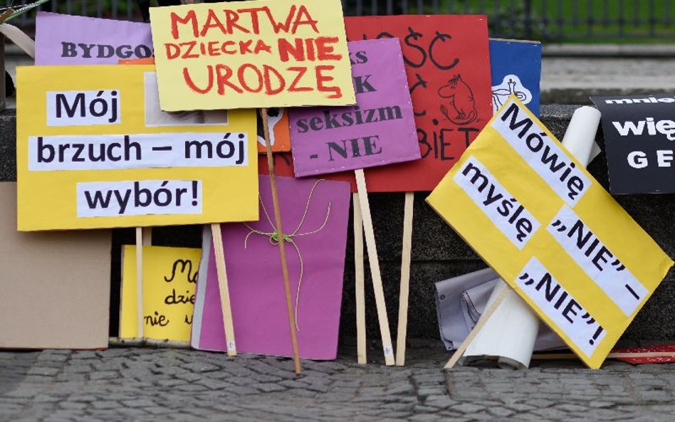 Zakaza aborcji narusza godność kobiet. HFPC krytycznie o projekcjie ustawy antyaborcyjnej