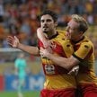 Piłkarze Jagiellonii Białymstok Sergio Lozano i Anders Klynge cieszą się z gola podczas pierwszego m
