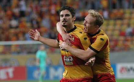Piłkarze Jagiellonii Białymstok Sergio Lozano i Anders Klynge cieszą się z gola podczas pierwszego m
