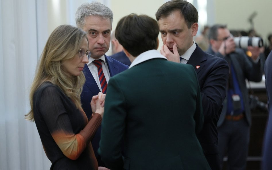 Wicepremier, minister cyfryzacji Krzysztof Gawkowski (2L), minister rodziny, pracy i polityki społec