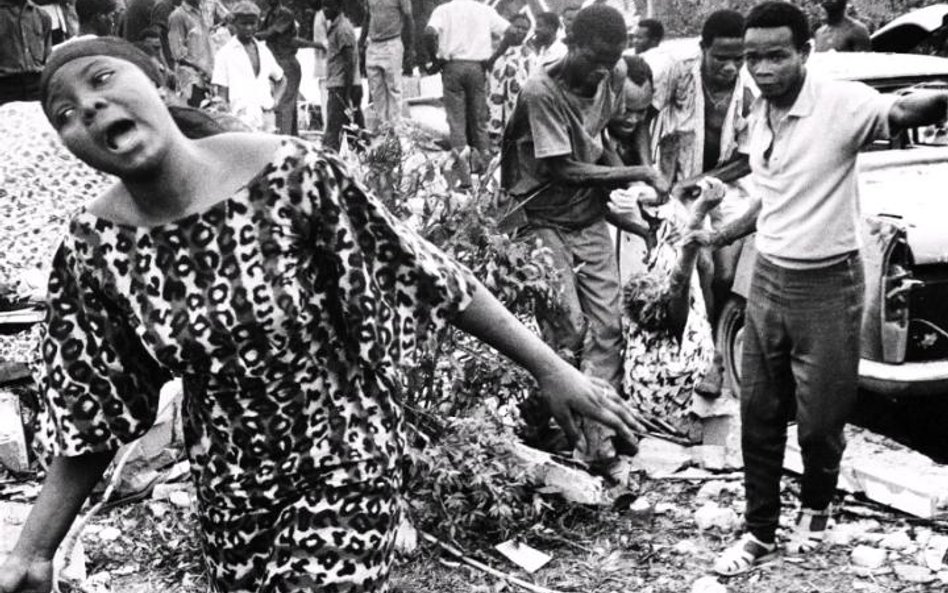 Kobieta z ludu Igbo krzyczy w szoku po śmierci matki, która zginęła w zamachu bombowym w Biafrze (pr