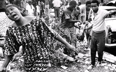 Kobieta z ludu Igbo krzyczy w szoku po śmierci matki, która zginęła w zamachu bombowym w Biafrze (pr