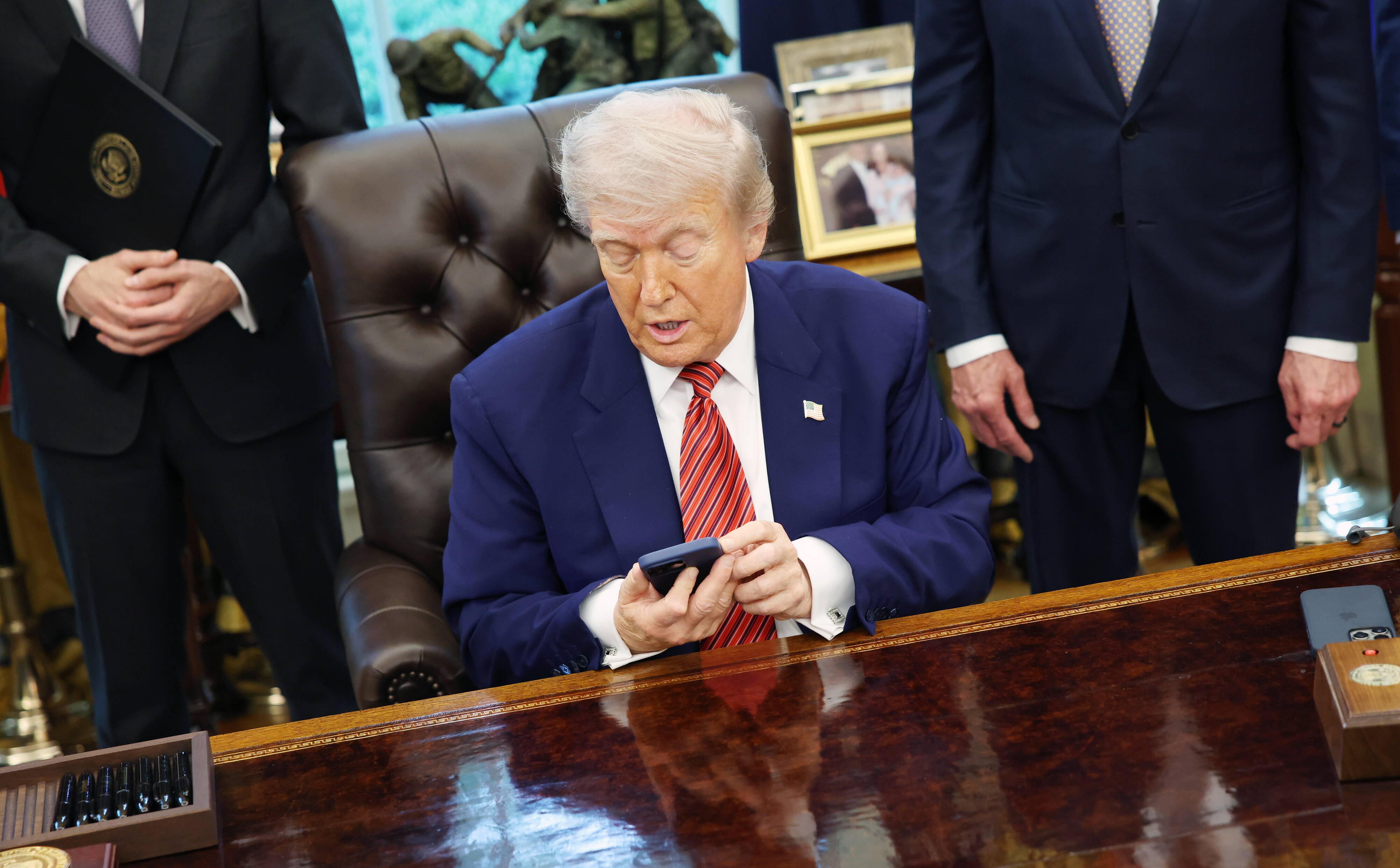 Smartfon Trumpa ma kosztować 499 dolarów. CNBC: będzie produkowany w Chinach