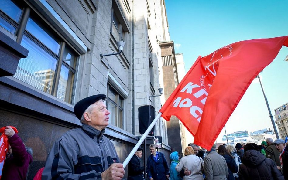 Duma: Przewodniczący karci deputowanych za robienie selfie