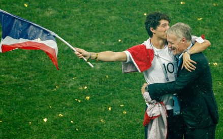 Z trenerem zwycięzców Didierem Deschampsem po końcowym triumfie długo ściskał się za to jego syn - D