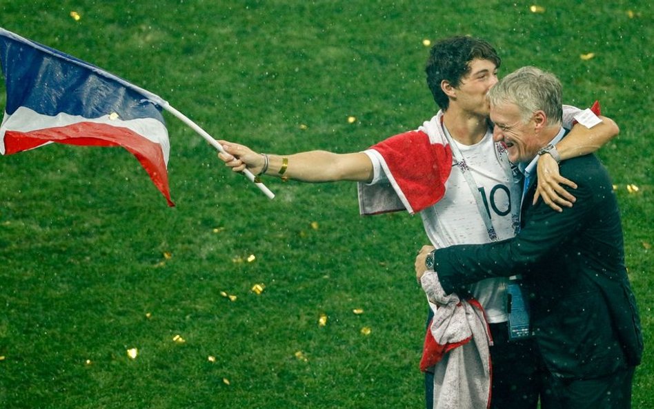 Z trenerem zwycięzców Didierem Deschampsem po końcowym triumfie długo ściskał się za to jego syn - D