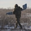 Ukraiński operator drona tuż przed wysłaniem aparatu na cele na terenie zajętym przez Rosjan, obwód 