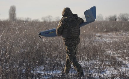 Ukraiński operator drona tuż przed wysłaniem aparatu na cele na terenie zajętym przez Rosjan, obwód 