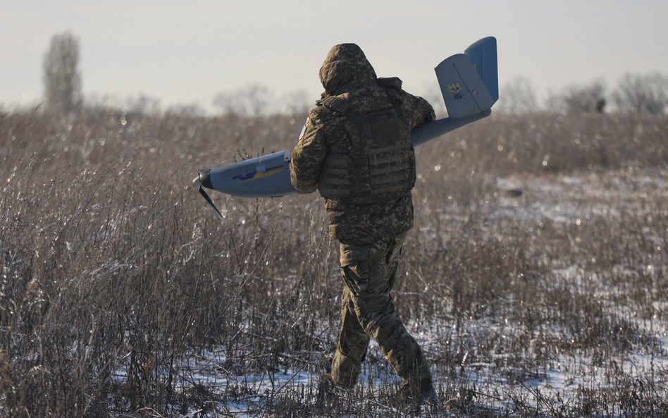 Ukraiński operator drona tuż przed wysłaniem aparatu na cele na terenie zajętym przez Rosjan, obwód 
