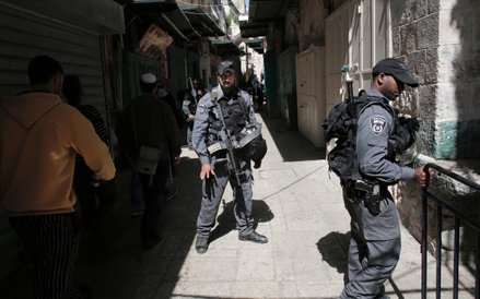 Izraelski patrol na jerozolimskim Starym Mieście po wtorkowej próbie ataku Palestynki z nożem na izr