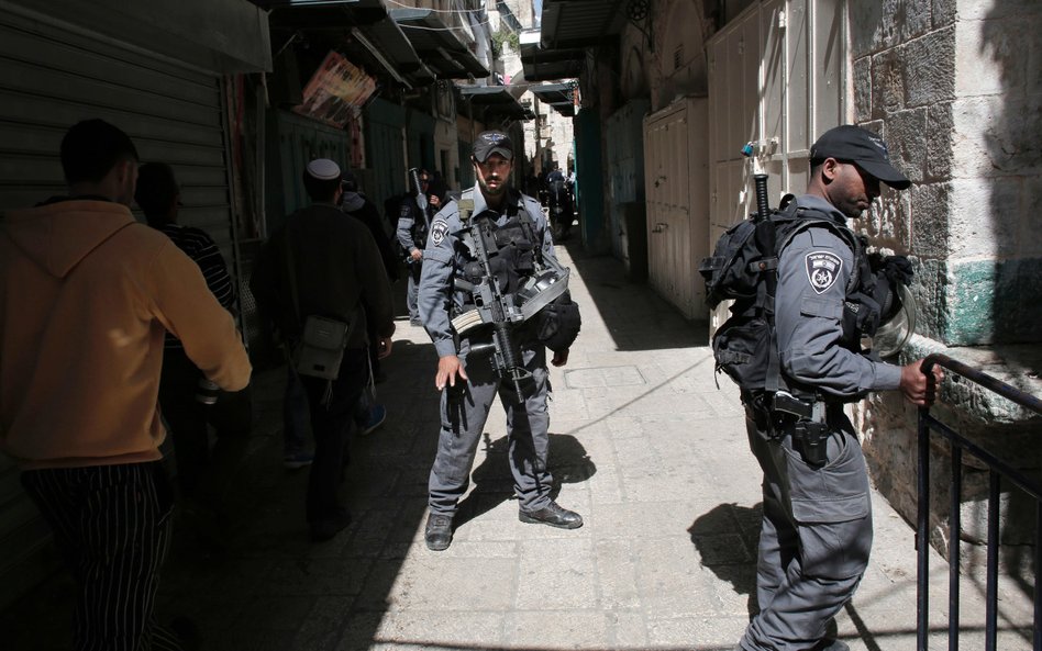 Izraelski patrol na jerozolimskim Starym Mieście po wtorkowej próbie ataku Palestynki z nożem na izr