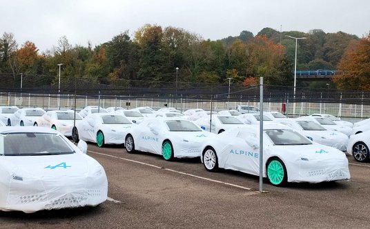 Plac z gotowymi do wyjazdu samochodami