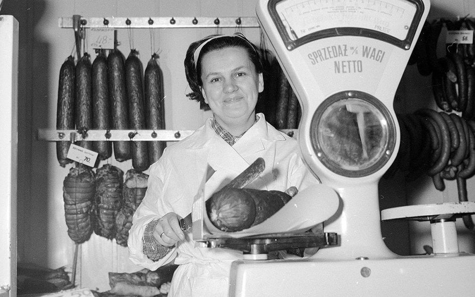 Stoisko z wędliną i mięsem. Ekspedientka Halina Brewiecka waży wędlinę. Sklep nr 486 Warszawskiej Sp
