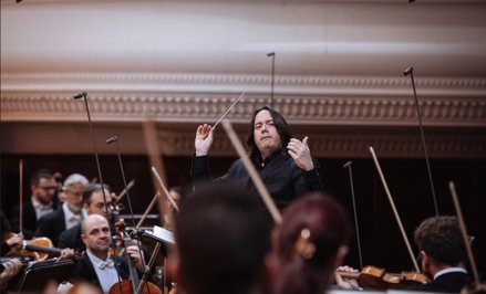 Orkiestra Filharmonii im. George’a Enescu i jej dyrygent Gabriel Bebeselea