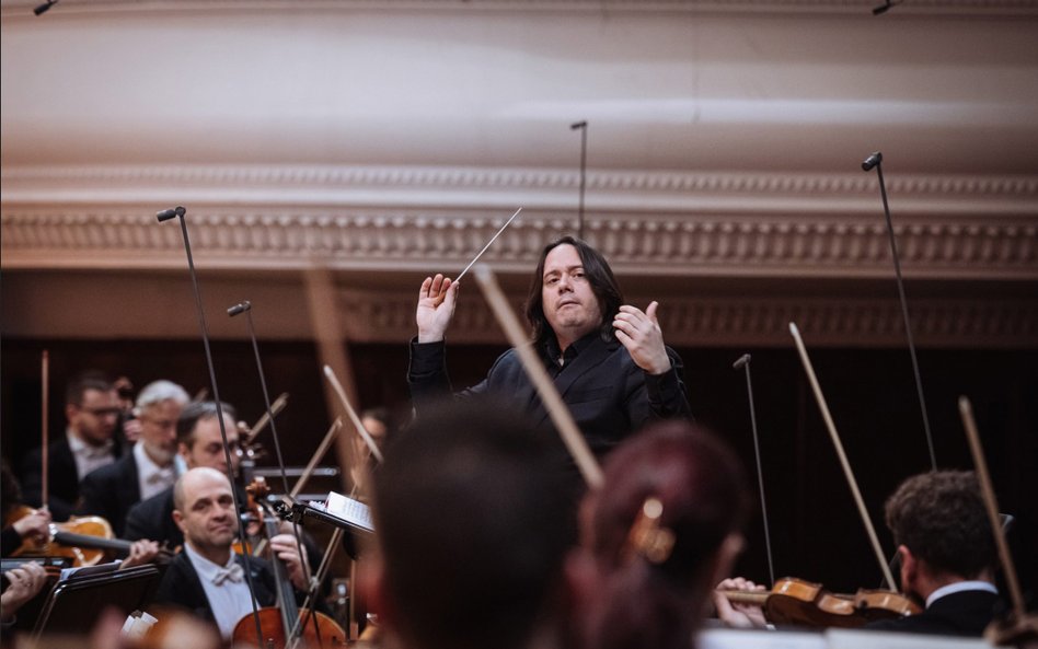 Orkiestra Filharmonii im. George’a Enescu i jej dyrygent Gabriel Bebeselea