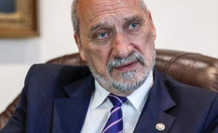 Antoni Macierewicz, szef MON, nie tylko nadzoruje zbrojeniówkę, ale też odpowiada za rozliczanie off