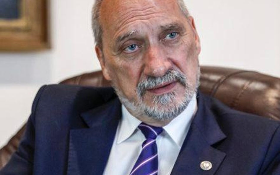 Antoni Macierewicz, szef MON, nie tylko nadzoruje zbrojeniówkę, ale też odpowiada za rozliczanie off