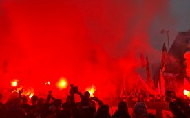 Nie obyło się bez odpalenia rac. Zakaz wojewody mazowieckiego okazał się pusty w treści