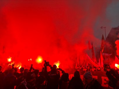 Nie obyło się bez odpalenia rac. Zakaz wojewody mazowieckiego okazał się pusty w treści