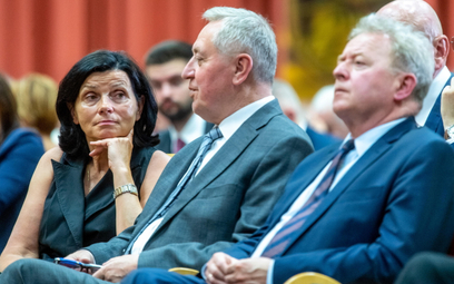Dyrektor finansowa Fundacji „Lux Veritatis” Lidia Kochanowicz-Mańk (L), wiceprezes Rady Ministrów, M