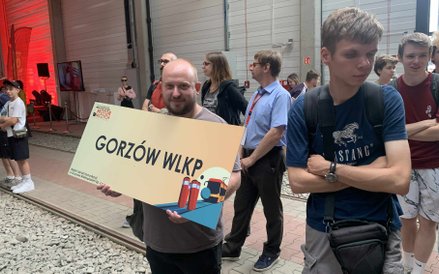 Kibice wspierający swoją drużynę