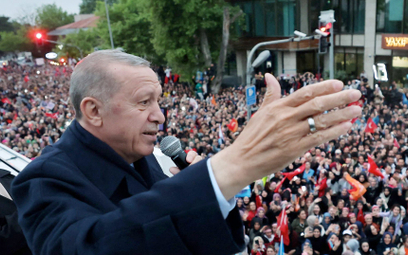 Stary–nowy prezydent zdobycie kolejnej 5-letniej kadencji świętował ze swoimi zwolennikami w Stambul