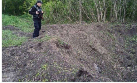 Lej po uderzeniu szczątków rosyjskiej rakiety w obwodzie kijowskim