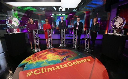 Zamiast Borisa Johnsona i Nigela Farage'a w telewizyjnym studiu stanęły bryły lodu