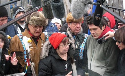 Theresa Spence, wódz Attawapiskat (w środku) kontynuuje strajk głodowy walcząc o poprawę warunków ży