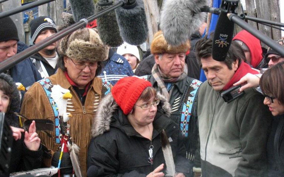 Theresa Spence, wódz Attawapiskat (w środku) kontynuuje strajk głodowy walcząc o poprawę warunków ży