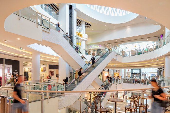 Oprócz bogatej oferty handlowej, obejmującej ponad 200 sklepów i punktów usługowych, Wola Park stawi