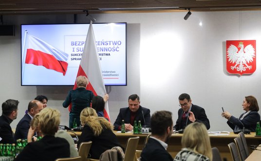 Flaga Polski przesunięta tak, by zasłaniała ekran