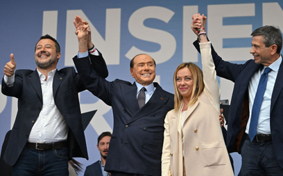 Od lewej: przewodniczący Ligi Matteo Salvini, lider Forza Italia Silvio Berlusconi, liderka partii B