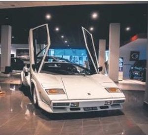 Ten bialutki wóz, którym jeździł sam Ferruccio Lamborghini, można oglądać w Radomiu.