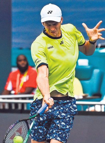 Z kolei Hubert Hurkacz wspina się na szczyt męskiego tenisa. Stoi za nim Lotos.