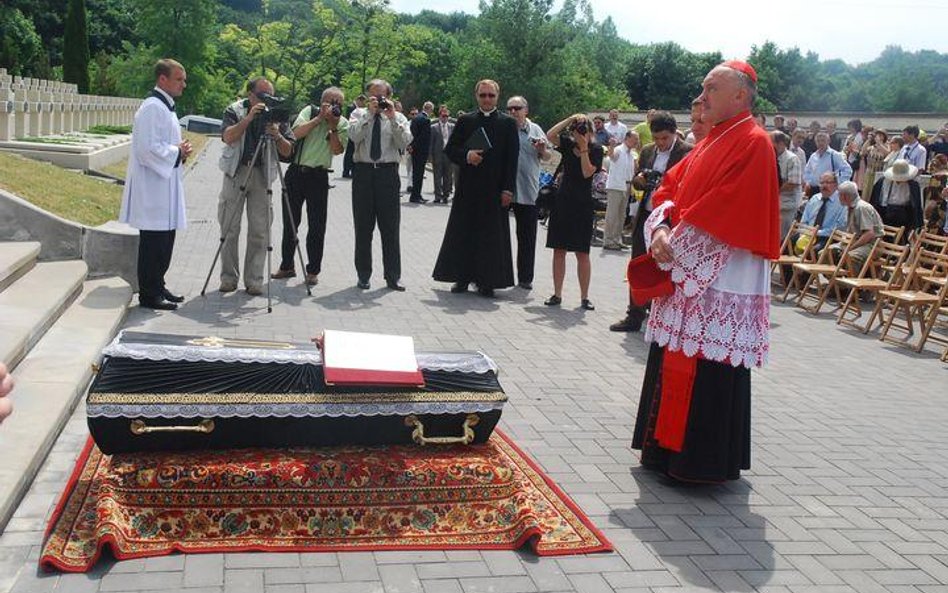 Kardynał Nycz modli się przy trumnie arcybiskupa Józefa Teodorowicza