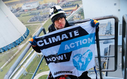 Bełchatów: Aktywiści Greenpeace weszli na chłodnię kominową